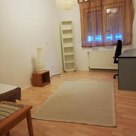 Grand House מוסטר